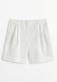 Witte op maat gemaakte shorts van een soepele stof, met plooien aan de voorkant en een omgeslagen zoom, voorzien van zijzakken en een strak, minimalistisch ontwerp.