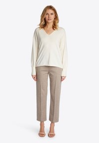 Rich & Royal MIT WEITEM AUSSCHNITT - Neule - pearl white