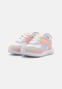 Puma CRUISE RIDER PEONY - Treniņu apavi - peach smoothie/white/spring lavender