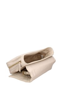 Borsa in pelle sintetica beige con chiusura a zip, dotata di un interno testurizzato. Il design include un fondo piatto e dettagli hardware in tonalità oro.