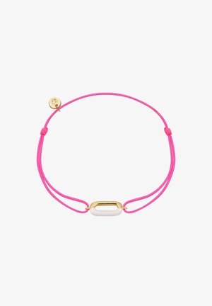 Roza vrvica z zlatim ovalnim središčem in belim akcentom. Vključuje majhen zlat obesek blizu zapirala.