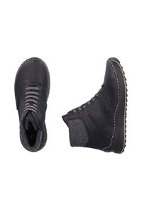 Bottes noires en cuir à la cheville avec des accents en tricot gris, semelles texturées et couture décorative. Présente un design à lacets pour un ajustement sécurisé.