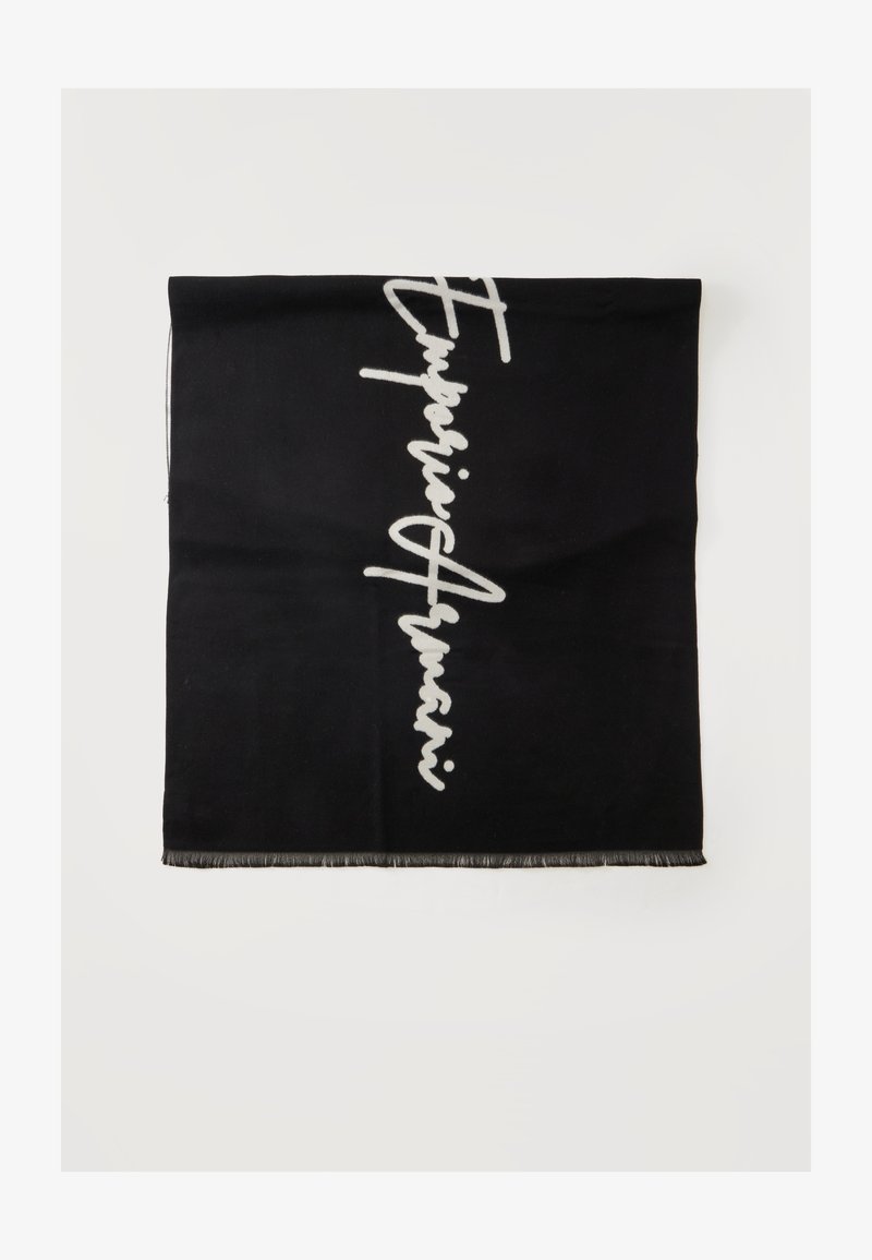Écharpe rectangulaire noire avec texte blanc en cursive indiquant "Emporio Armani" verticalement au centre et bords frangés en bas.