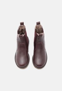 Bottines en cuir bourgogne à finition lisse, avec des panneaux élastiques sur les côtés et une doublure en fourrure douce, dotées d'une semelle en caoutchouc robuste et de pattes de tirage.