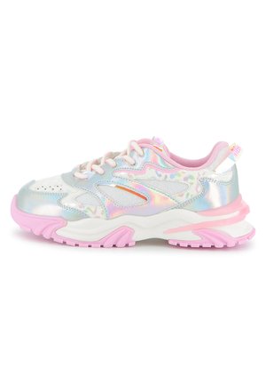 Iridescente sneaker met een kleurenschema van roze en wit. Heeft een bovenwerk van mesh en synthetisch materiaal, een ronde neus, een gedempte zool en decoratieve accenten.