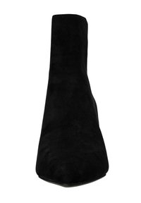 Botín negro en suave ante con punta afilada y un diseño elegante y minimalista. Presenta una textura suave y sin ningún hardware visible.