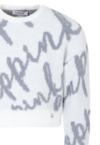 Maglione bianco peloso con motivi astratti grigi e un piccolo tag metallico del marchio vicino all'orlo.