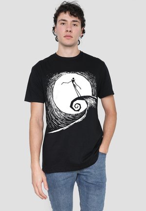 Schwarzes Baumwoll-T-Shirt mit einem weißen Grafikelement eines Skelettfigures auf einem wirbelnden Hügel vor einem Vollmond. Lässiger Schnitt mit kurzen Ärmeln.