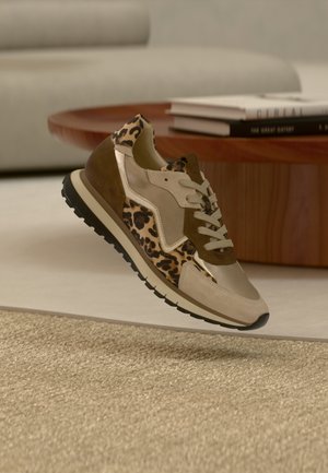 Béžová a hnědá teniska s leopardím vzorem, semišový a kožený materiál, kulatá špička, bílá mezipodešev, černá gumová podrážka.
