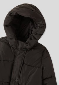 Czarna kurtka puchowa z kapturem, z pikowanymi sekcjami, zatrzaskami i gładką, błyszczącą fakturą. Brak dodatkowych wzorów lub akcentów.