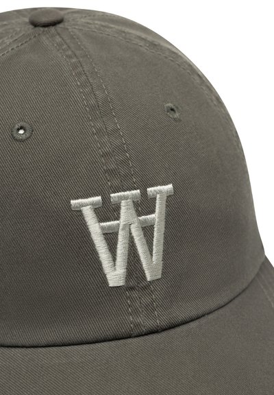 Casquette en coton gris avec un logo brodé "W" de couleur gris clair, texture lisse et trous de ventilation sur le dessus.