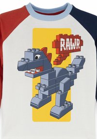 Barn skjorte med røde og marineblå ærmer har en grå blok-dinosaur med røde pigge og en rød taleboble, der siger "RAWR" på en gul rektangulær baggrund.