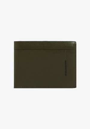 Cartera de cuero verde oscuro con costuras visibles y el nombre de la marca en relieve en sentido vertical en la esquina inferior derecha.
