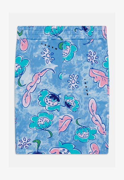 Mėlynas audinys su abstrakčiomis žaliomis ir rožinėmis gėlėmis, išsibarsčiusiais žiedlapiais ir mažu juodu tekstu „MARNI“ įvairiomis kryptimis.