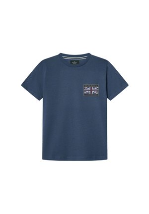 Námořnicky modré tričko s krátkým rukávem a kulatým výstřihem, s malou nášivkou vlajky Union Jack s nápisem "Hackett London" na levé hrudi.