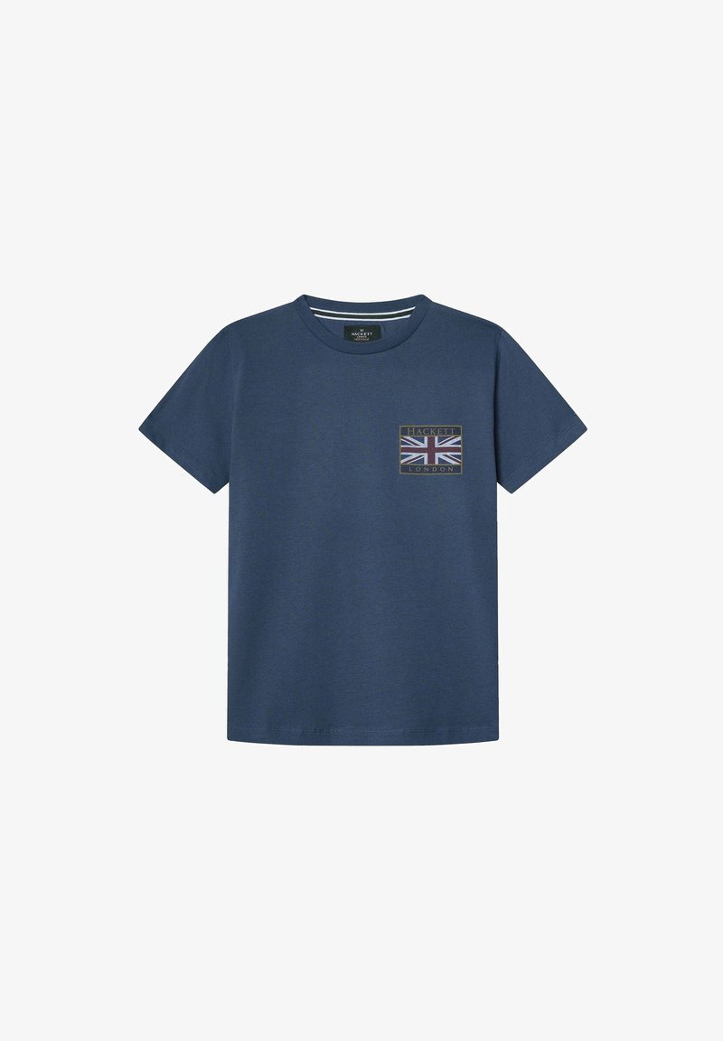 Tamnoplavi kratki rukav majica s okruglim izrezom i malim odvojnim zastavom Velike Britanije koja piše "Hackett London" na lijevoj strani prsa.