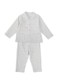 Conjunto de pijama de algodón ligero en un suave patrón de cuadros en gris y blanco. Presenta una camisa con cuello y pantalones de cintura elástica con bolsillos.