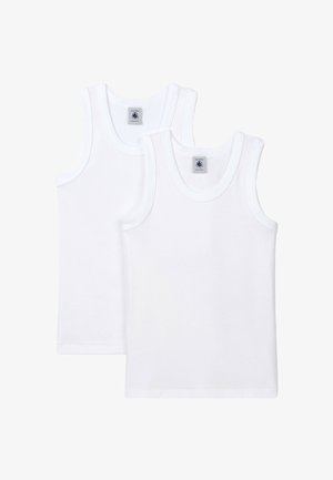 Duoti paprasti balti be rankovių marškinėliai su apvalia iškirpte, išdėstyti viena ant kitos ant balto fono.