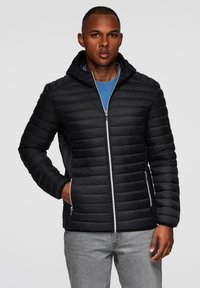 Černá péřová bunda s kapucí, prošívaná textura, přední zip, boční kapsy a přiléhavý design s hladkým povrchem.