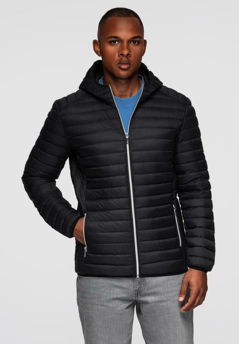 Černá péřová bunda s kapucí, prošívaná textura, přední zip, boční kapsy a přiléhavý design s hladkým povrchem.