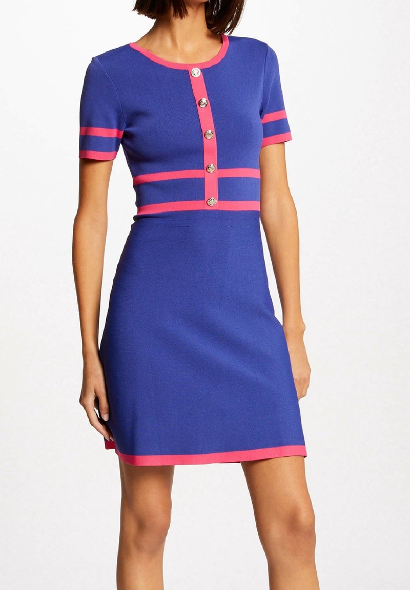 Abito in maglia blu con accenti rosa. Maniche corte, scollatura tondeggiante e chiusura a bottoni. Presenta righe orizzontali e una silhouette aderente.