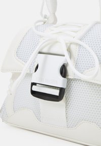 Steve Madden BDIEGO - Rankinė - White