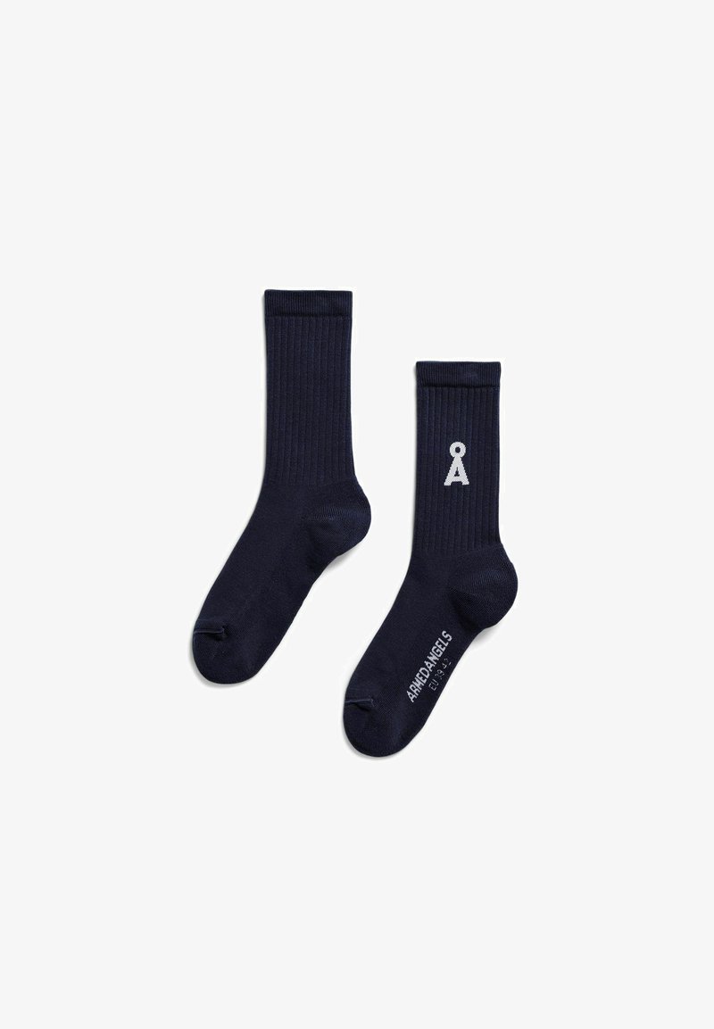 Marineblaue gerippte Socken aus Baumwollmischung mit einem weißen Logo und dem Markennamen auf der Seite bedruckt. Etwas längeres Design für zusätzlichen Komfort.