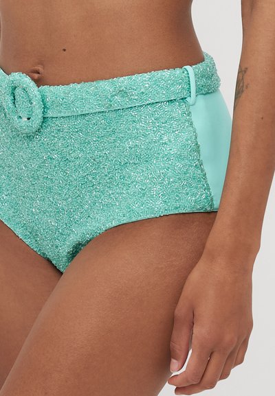 Τουρκουάζ μπικίνι κάτω μέρος ψηλής μέσης με υφή από χάντρες και λεία διακοσμητική πάνελ, που διαθέτει στρογγυλή αγκράφα στη μέση.
