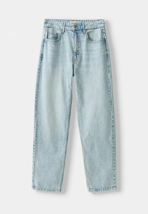 Svijetloplave visoko strukirane ravne traperice s prednjim i novčanim džepovima, zatvaranjem na dugme i vidljivim šavovima na jednobojnoj pozadini.