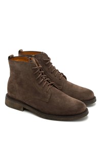 Brązowe zamszowe botki za kostkę z sznurówkami, teksturowana cholewka, okrągły nosek i kontrastowa jasnobrązowa podeszwa. Wewnątrz mają gładką, jasnobrązową podszewkę.
