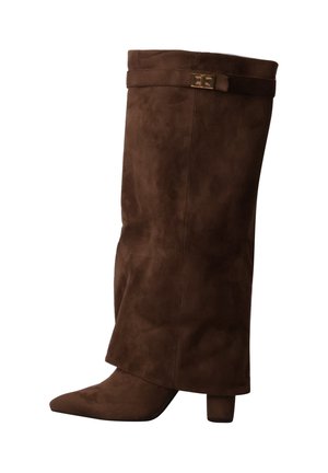 Botte haute en daim marron avec un petit talon épais et une petite lanière décorative près du haut.