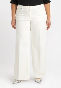 Fiorella Rubino WIDE - Vaqueros a campana - bianco