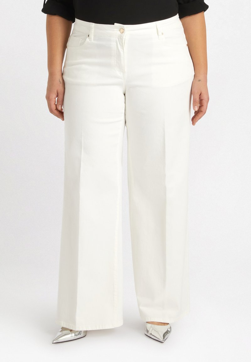 Fiorella Rubino WIDE - Vaqueros a campana - bianco