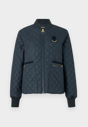 Marineblauwe gewatteerde bomberjack met een ritssluiting aan de voorkant, ribgebreide manchetten, twee zijzakken, gouden accenten en een Barbour-logo op de linkerkant zak.