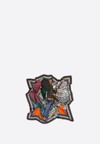 Bufanda de seda multicolor que presenta estampados de animales, patrones geométricos y un borde en contraste. Diseño texturizado y drapeado con colores vibrantes.