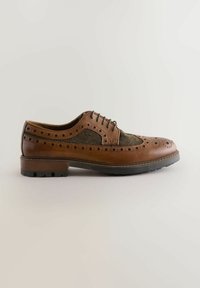 Chaussure en cuir marron avec un panneau textile en chevrons, design à bouts fleuris, détails perforés et semelle à crampons pour une meilleure traction.