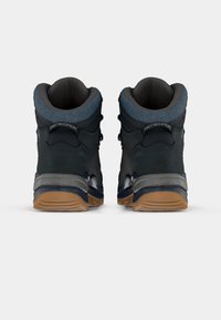 Černé a šedé turistické boty s vysokým designem, které mají modrý akcent v oblasti límce a texturovanou gumu na podrážce. Součástí jsou nastavitelné kovové části.