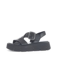 Sandali platform neri con design a fascia incrociata, fibbia regolabile, texture in pelle liscia e suola spessa con righe.