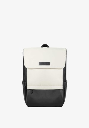 Ruksak s bijelo-crnom kolorističkom shemom, izrađen od glatke tkanine, s poklopcem, logotipom i bočnim džepovima.