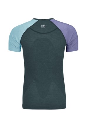 Kurze Sportoberteil mit einem dunkelgrünen Körper, hellblauen und lila Schulterpaneelen, das ein strukturiertes Rückendesign und ein Logo aufweist.