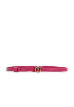 Ceinture en cuir rose avec une boucle en métal circulaire ornée de motifs de papillons jumeaux. Texture lisse, profil fin et plusieurs trous de réglage.