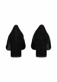 Scarpe con tacco alto in suede nero con punta affilata e tacco a blocco. La superficie è liscia, senza motivi o dettagli visibili.