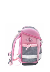 Rosa und grauer Rucksack mit floralen Motiven, gepolstertem Stoff, Mesh-Akzenten, Seitentaschen und reflektierenden Riemen für bessere Sichtbarkeit.
