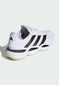 Weißer Sportschuh mit einem strukturierten Mesh-Obermaterial, schwarzen Akzenten und drei schwarzen Streifen. Verfügt über eine gepolsterte Sohle und ein unterstützendes Design.