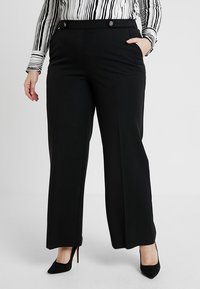Pantalons larges noirs avec une coupe ajustée, dotés de poches latérales et d'une texture lisse. Améliorés par deux boutons à l'avant pour une fermeture sécurisée.
