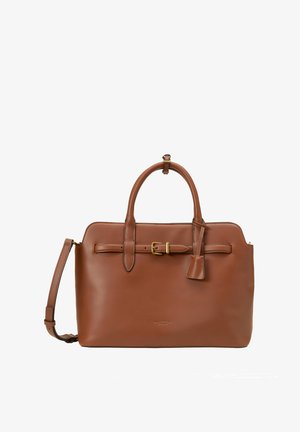 Sac à main en cuir marron avec double poignées, bandoulière réglable et détail de boucle à l'avant sur fond blanc uni.