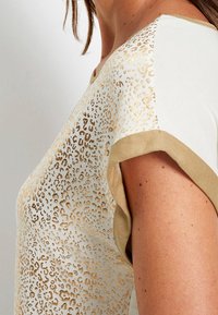 bonprix T-shirt med print - gold-coloured