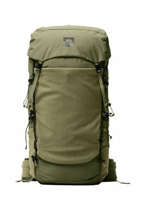 Mochila grande de senderismo de color verde oliva con múltiples correas y hebillas, una solapa superior y un logo reflectante en el panel frontal superior.