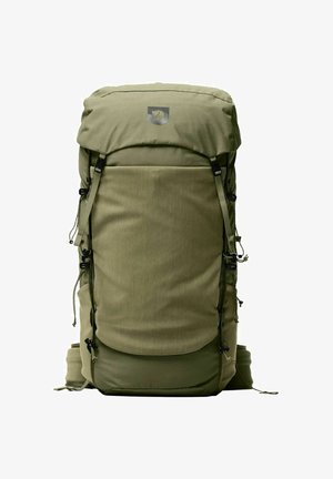 Mochila grande de senderismo de color verde oliva con múltiples correas y hebillas, una solapa superior y un logo reflectante en el panel frontal superior.