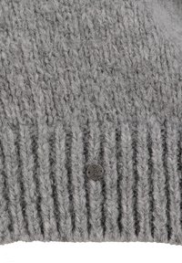 Grau gestrickte Mütze mit Rippenstruktur, mit einem kleinen metallischen Akzent im Herzdesign. Weiches Material, lässiges Design.